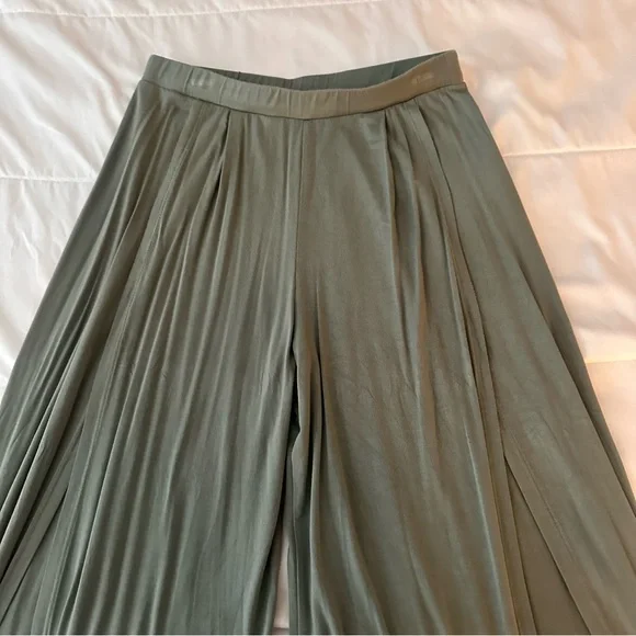 Lulu’s sage green flyaway style pants, high waist, jersey material, size M - Picture 5 of 5